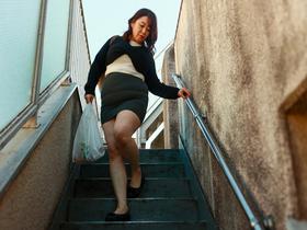 アパートの隣に住むムッチリすけべな五十路妻 豊永映美 サンプル動画サムネイル